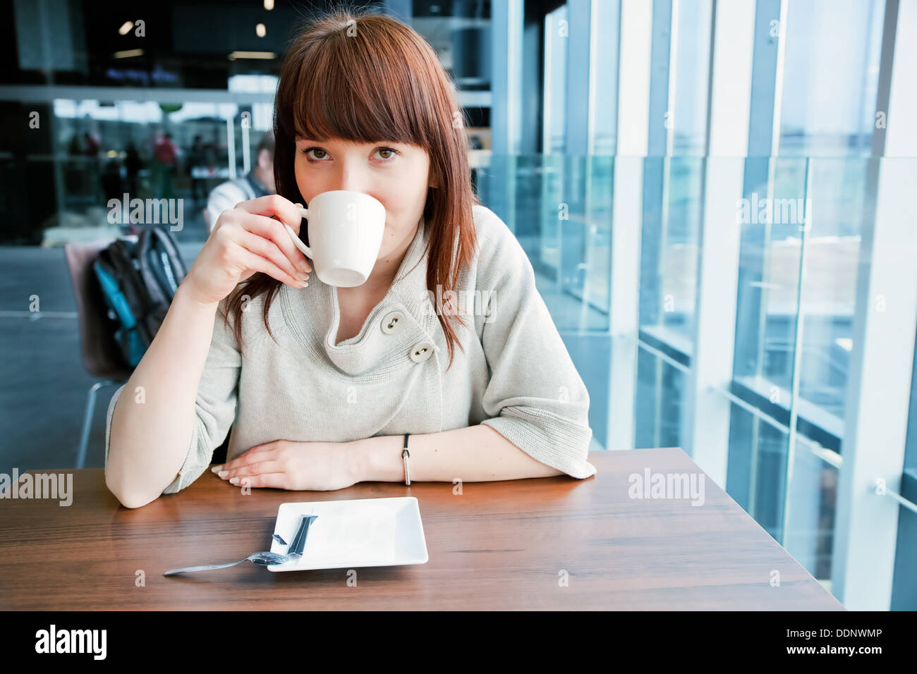 Frau trinkt Kaffee in der Tasse in einem Cafe Stockfoto