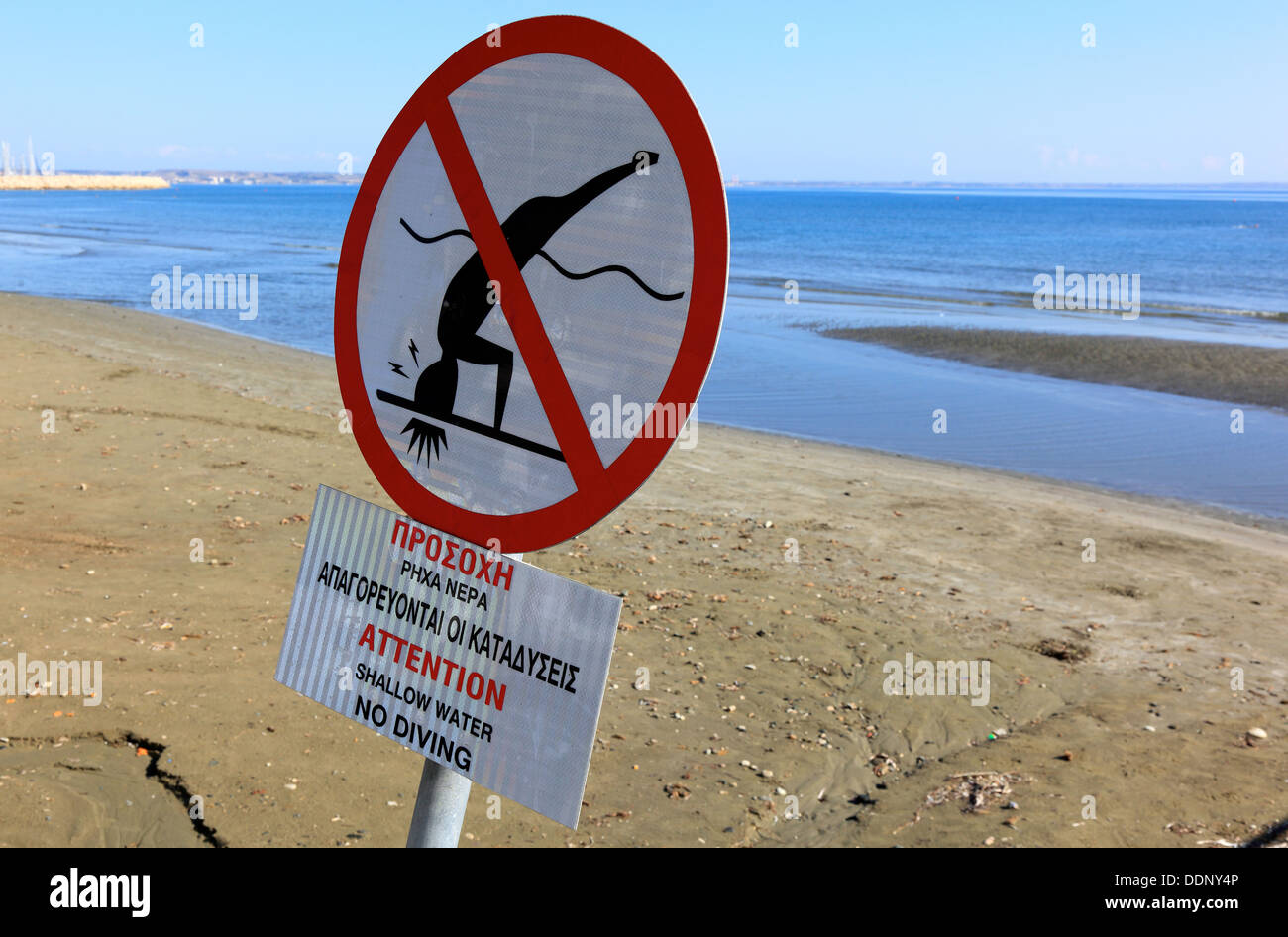 Springen Sie, Zypern, Strand, Meer, Verbotszeichen, kopfüber ins Wasser ist verboten Stockfoto