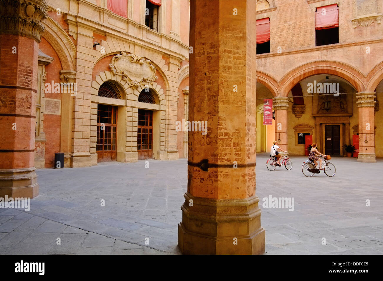 Italien, Emilia-Romagna, Bologna, Piazza Maggiore, Palazzo Comunale Hof Stockfoto