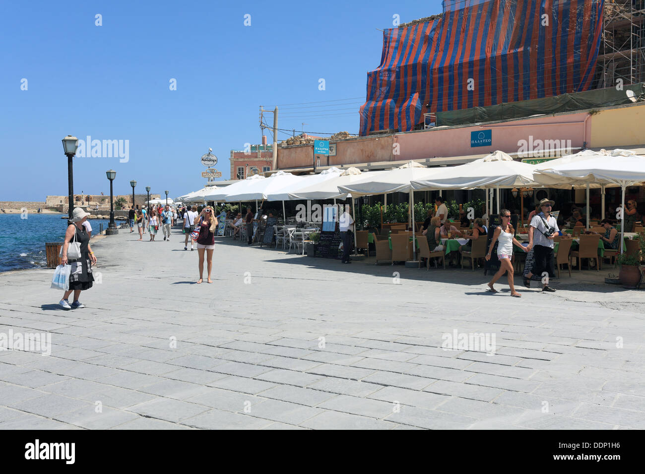 Einige der Hafenseite Tavernen in Chania (oder Hania), Kreta, Griechenland Stockfoto