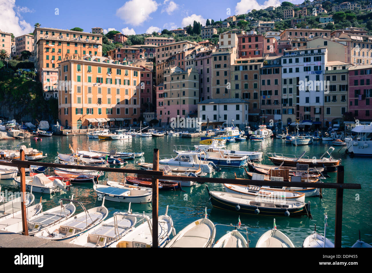 Seehafen von einem kleinen Dorf in Ligurien, Italien Stockfoto