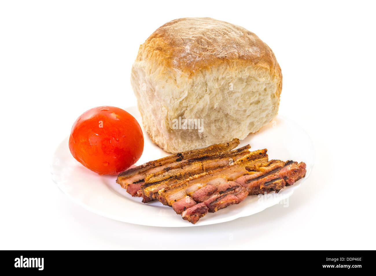 Gegrillter oder gebratener Speck mit frischen Tomaten und Brot Brötchen auf dem Teller, high-Key Stockfoto