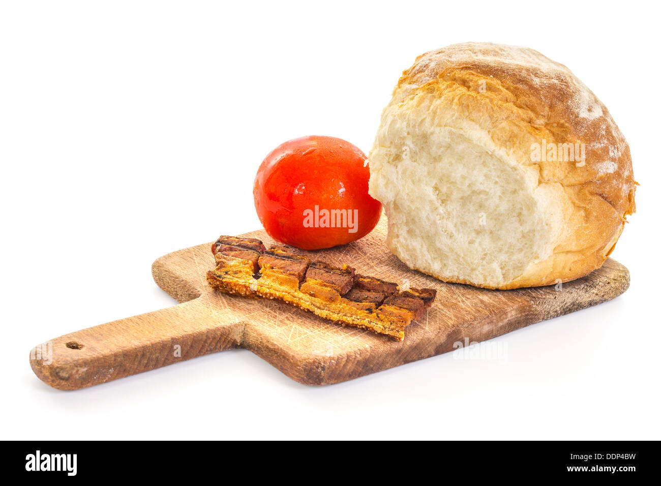Gegrillter oder gebratener Speck mit frischen Tomaten und Brot Brötchen auf dem Schneidebrett, high-Key Stockfoto