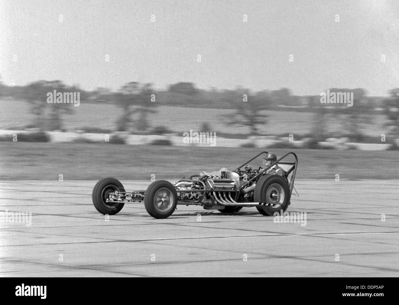 Sydney Allard fahren 'unfrocked' Allard Dragster North Weald Airfield in Essex während des Testens 1961 Stockfoto