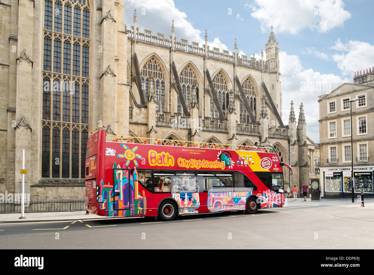 Öffnen Sie ein rotes britisch, oben, touristischen Sightseeing Doppeldeckerbus parkte vor der Abtei im Zentrum von Bath, Somerset, Großbritannien Stockfoto