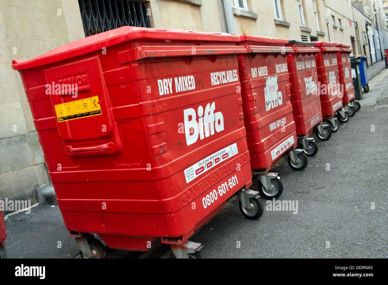 Gewerbeabfälle & recycling Biffa Müllcontainer in einer Straße hinter Geschäfte Stockfoto