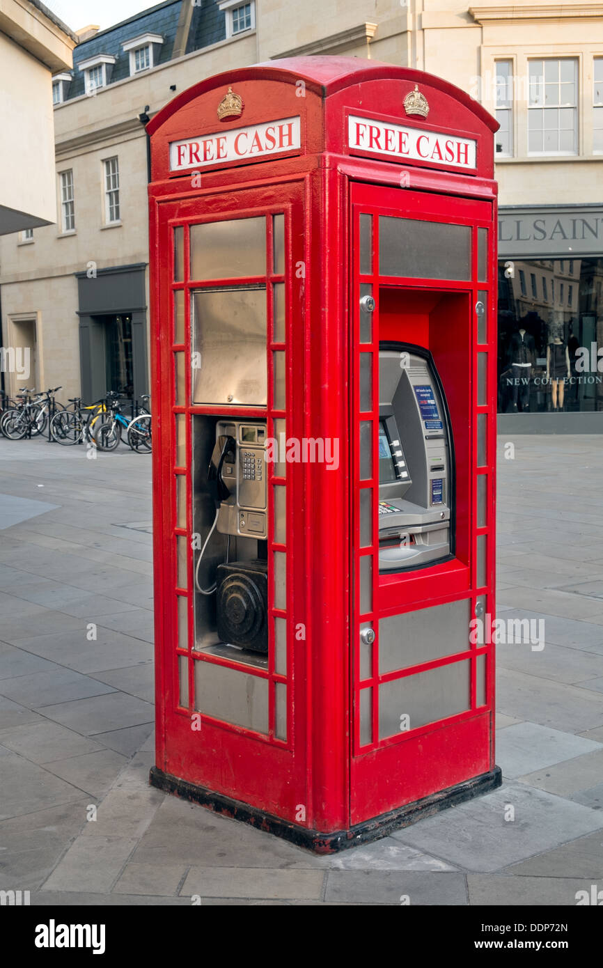 Eine traditionelle britische Telefonzelle umgebaut für die Verwendung als ein Geldautomat & Telefonzelle. City Centre, Bath, Somerset, Großbritannien Stockfoto