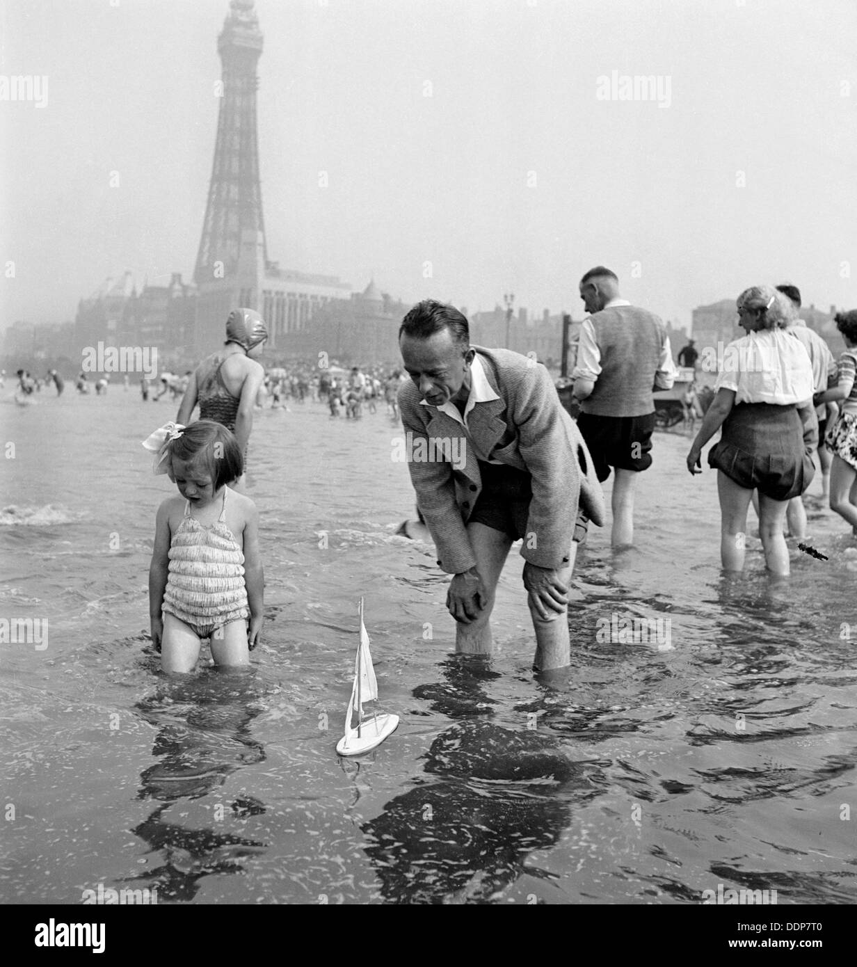Vater und Tochter Segeln Modellyacht im Meer, Blackpool, c1946-1955. Künstler: John Gay Stockfoto