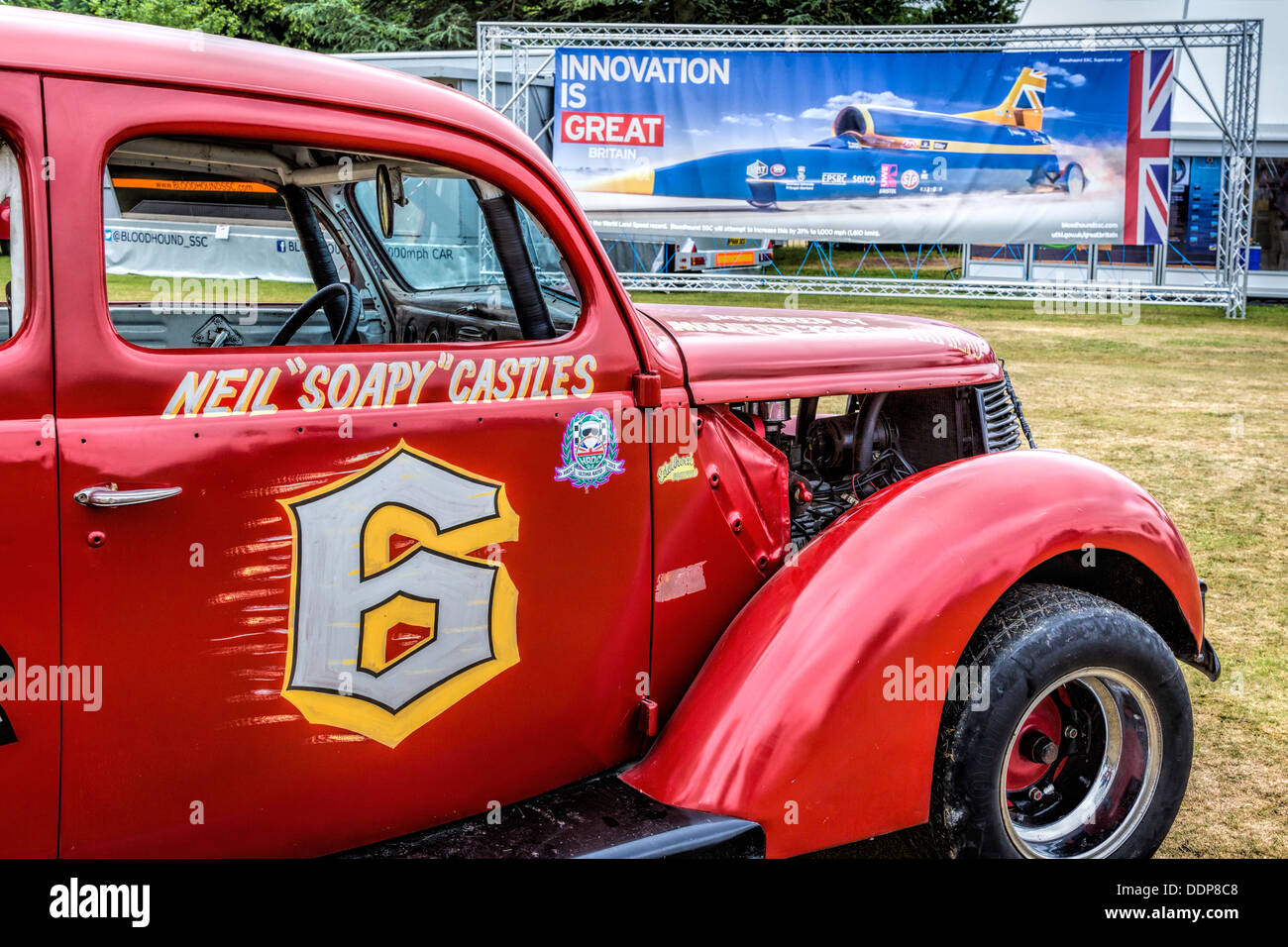 1938-Ford Tudor-Stock-Car mit dem Bloodhound-Banner im Hintergrund. 2013 Goodwood Festival of Speed, Sussex, UK. Stockfoto