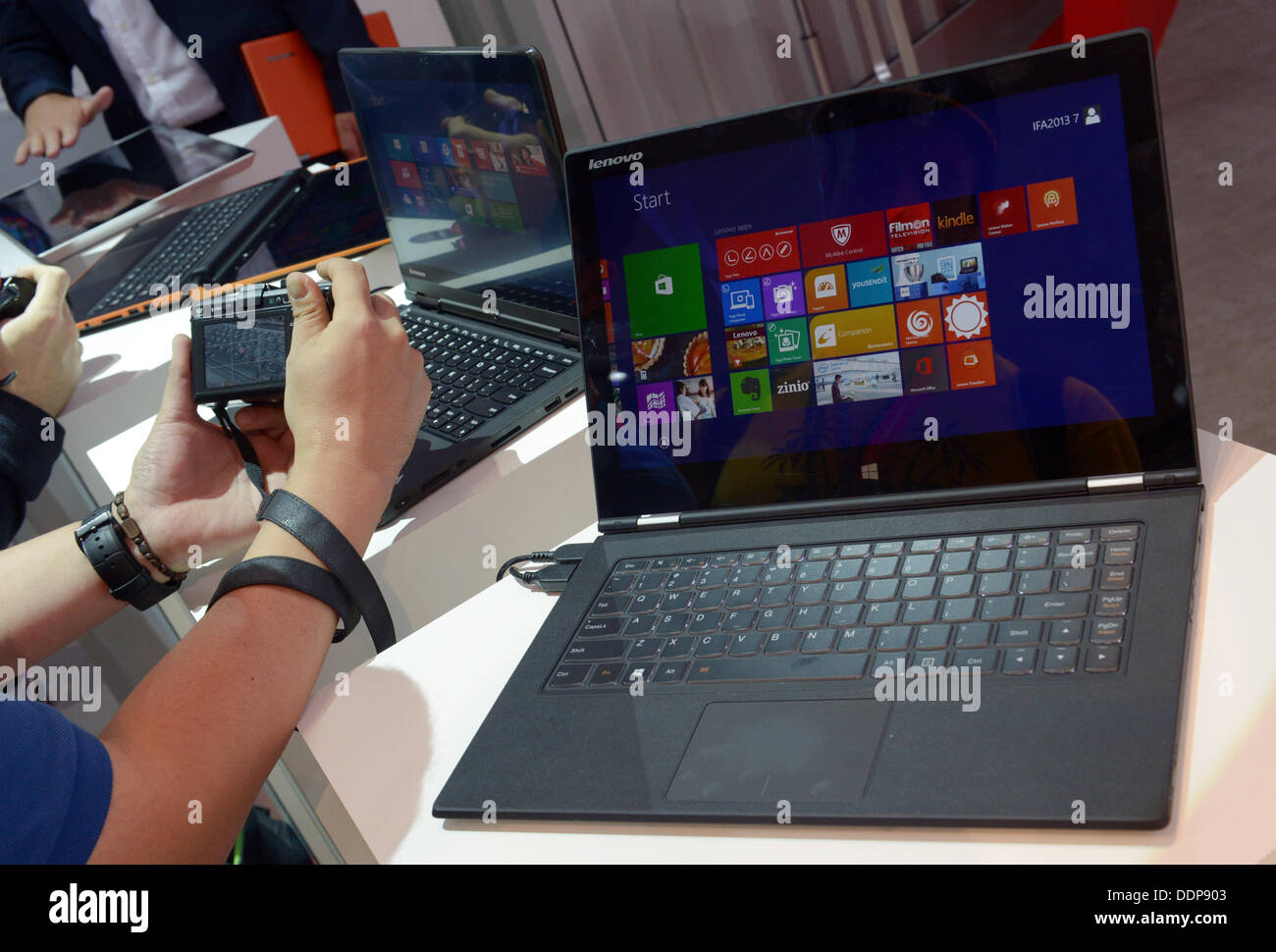 Berlin, Deutschland. 05. Sep, 2013. Neue Lenovo-Notebooks sind auf Anzeige am zweiten Pressetag auf der Berliner Radio Show in Berlin, Deutschland, 5. September 2013. Die IFA ist für die Öffentlichkeit vom 06 bis 11. September 2013 geöffnet. Foto: RAINER JENSEN/Dpa/Alamy Live-Nachrichten Stockfoto