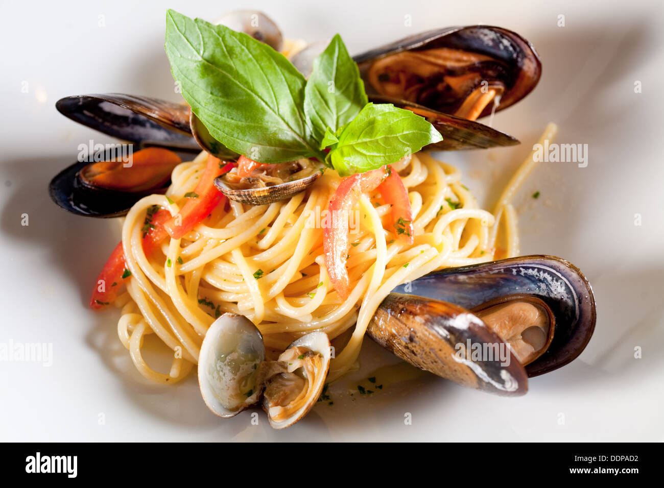 Pasta mit Meeresfrüchten (Muscheln). Stockfoto