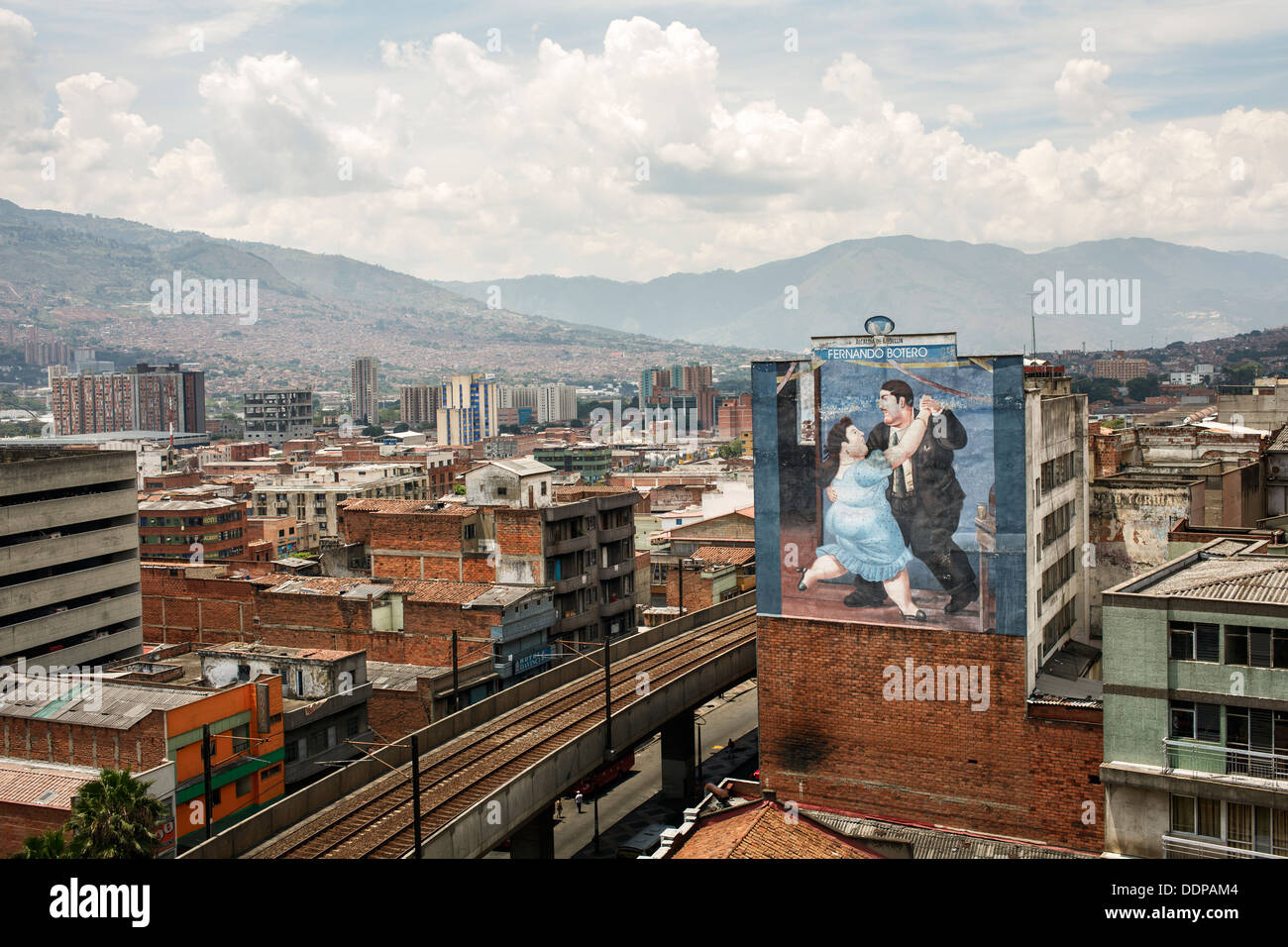 Zentrum von Medellín entfernt mit einer Werbung von Fernando Botero auf einem Haus Stockfoto
