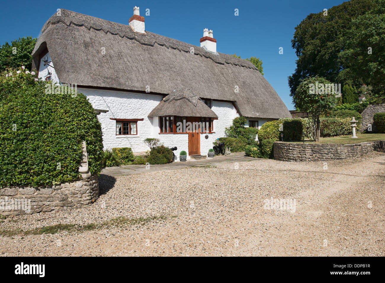 Einen schönen traditionellen englischen Landhaus-Ferienhaus mit Reetdach in Stanton Fitzwarren, Wiltshire, England, UK Stockfoto