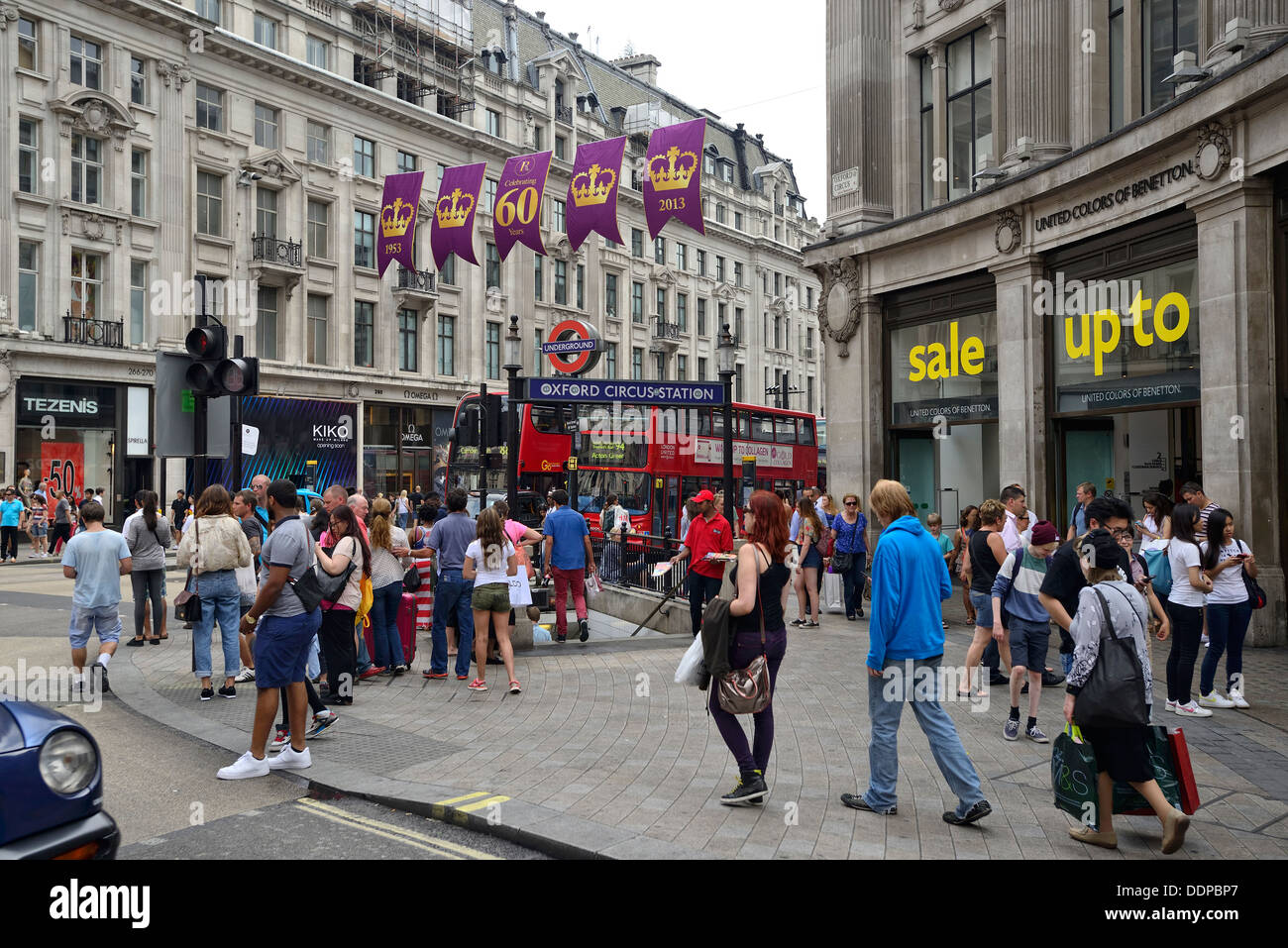 Oxford Street überfüllt mit Menschen, London Stockfoto