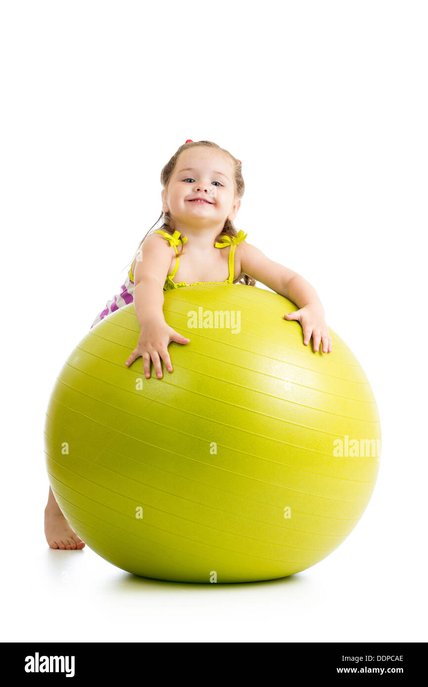 Junge Mädchen, die Spaß mit Gymnastik Ball isoliert Stockfoto