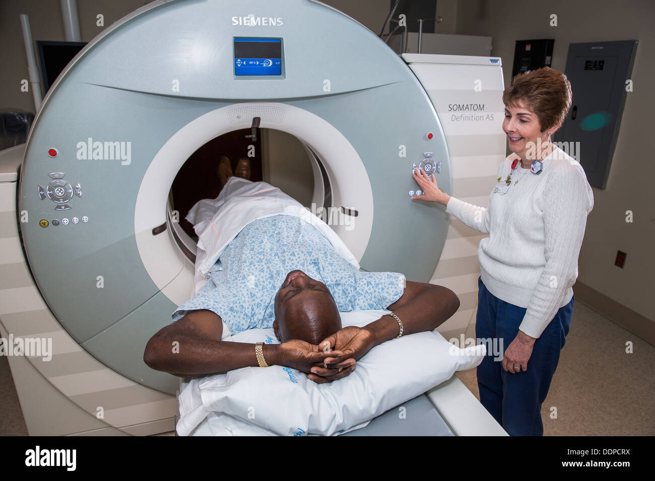 Tech arbeitet mit einem Patienten in einem MRI-Scanner. Stockfoto