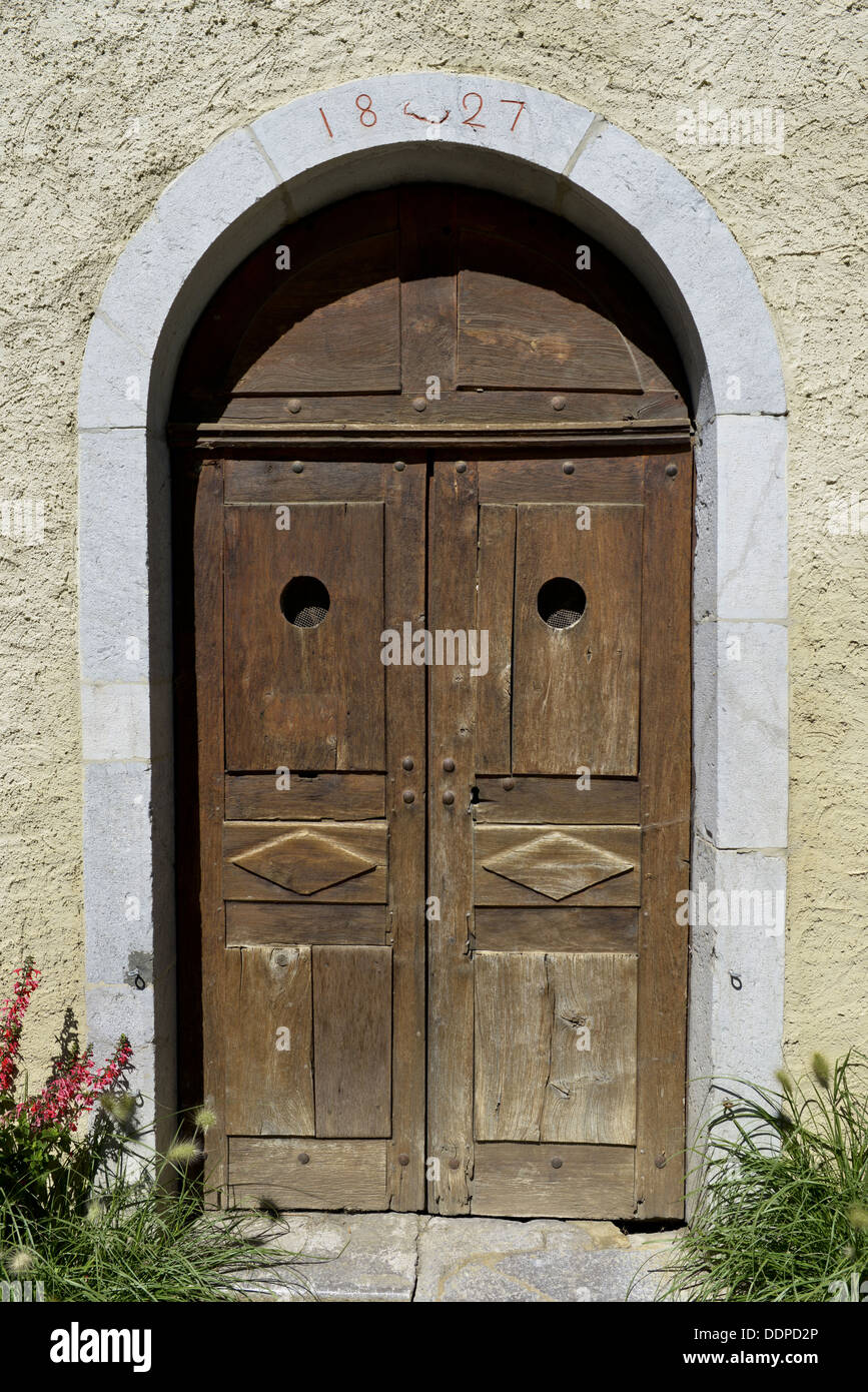 alte Holztür einer Savoyard-Kapelle Stockfoto