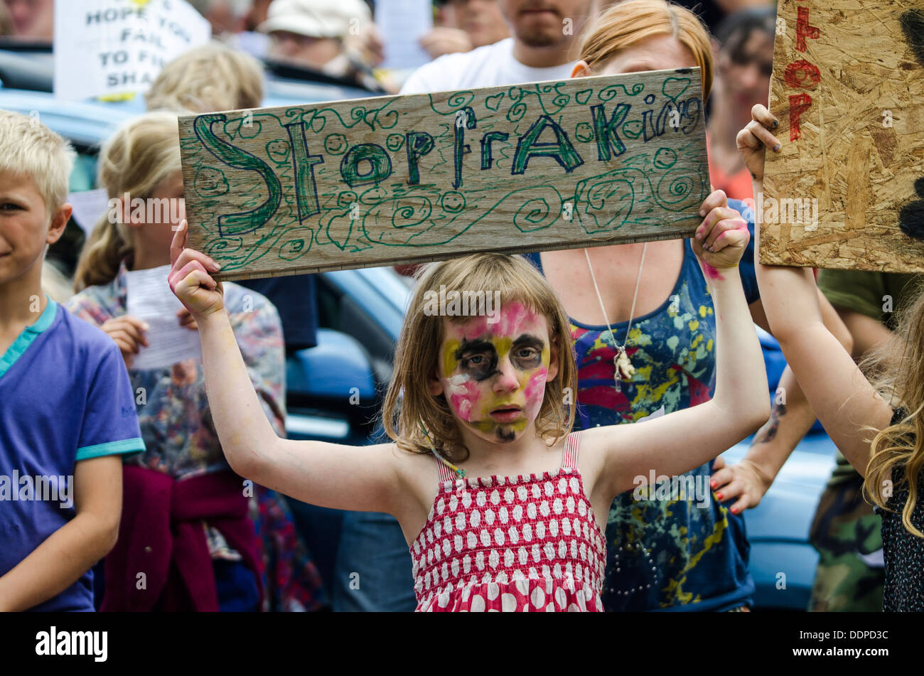 Junges Mädchen mit Schild am "Gürtel es heraus Balcombe" Event, Balcombe, West Sussex, für die Anti-Fracking Kampagne, 11. August 2013 Stockfoto