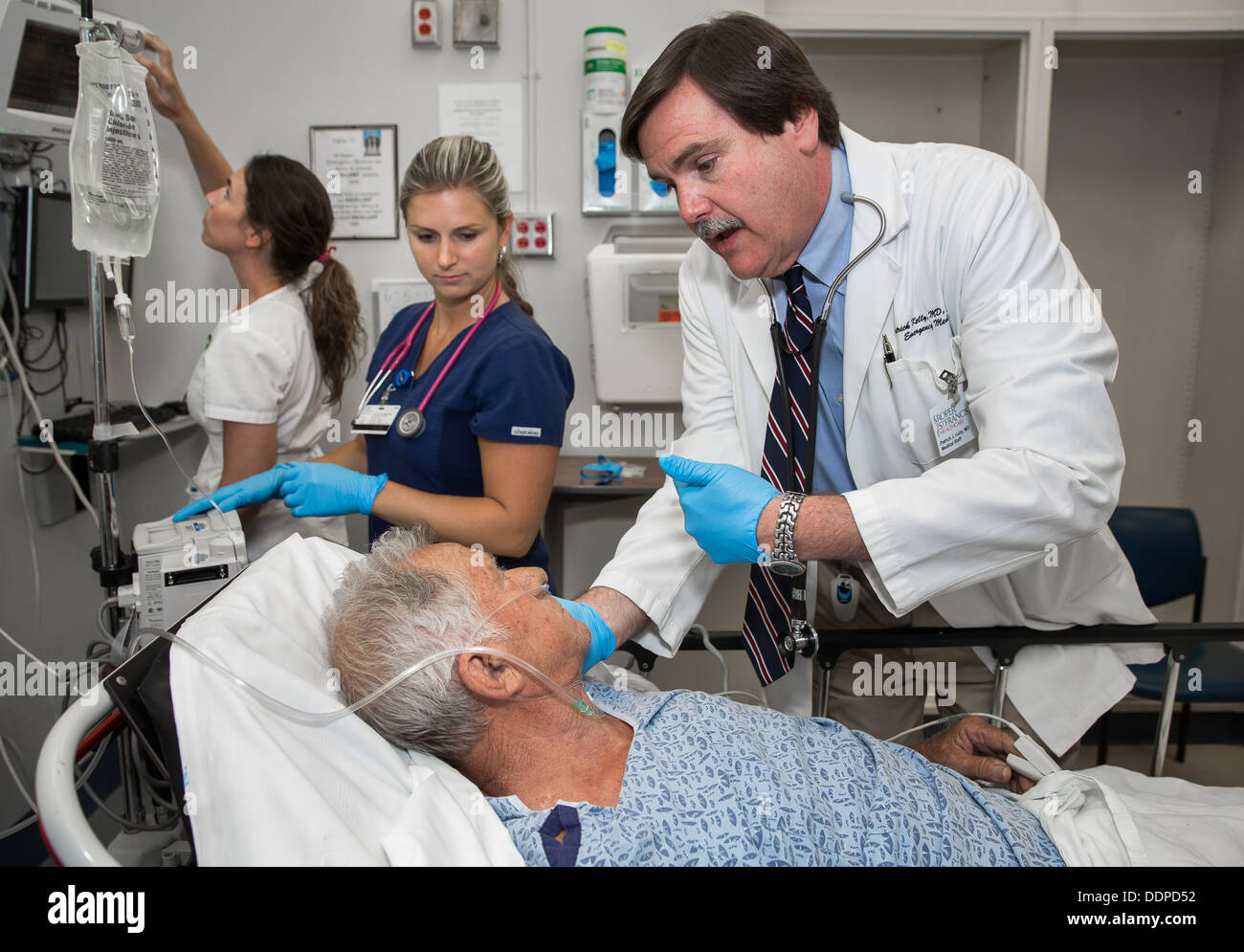 Notaufnahme Arzt prüft ein Patient für einen möglichen Schlaganfall. Stockfoto