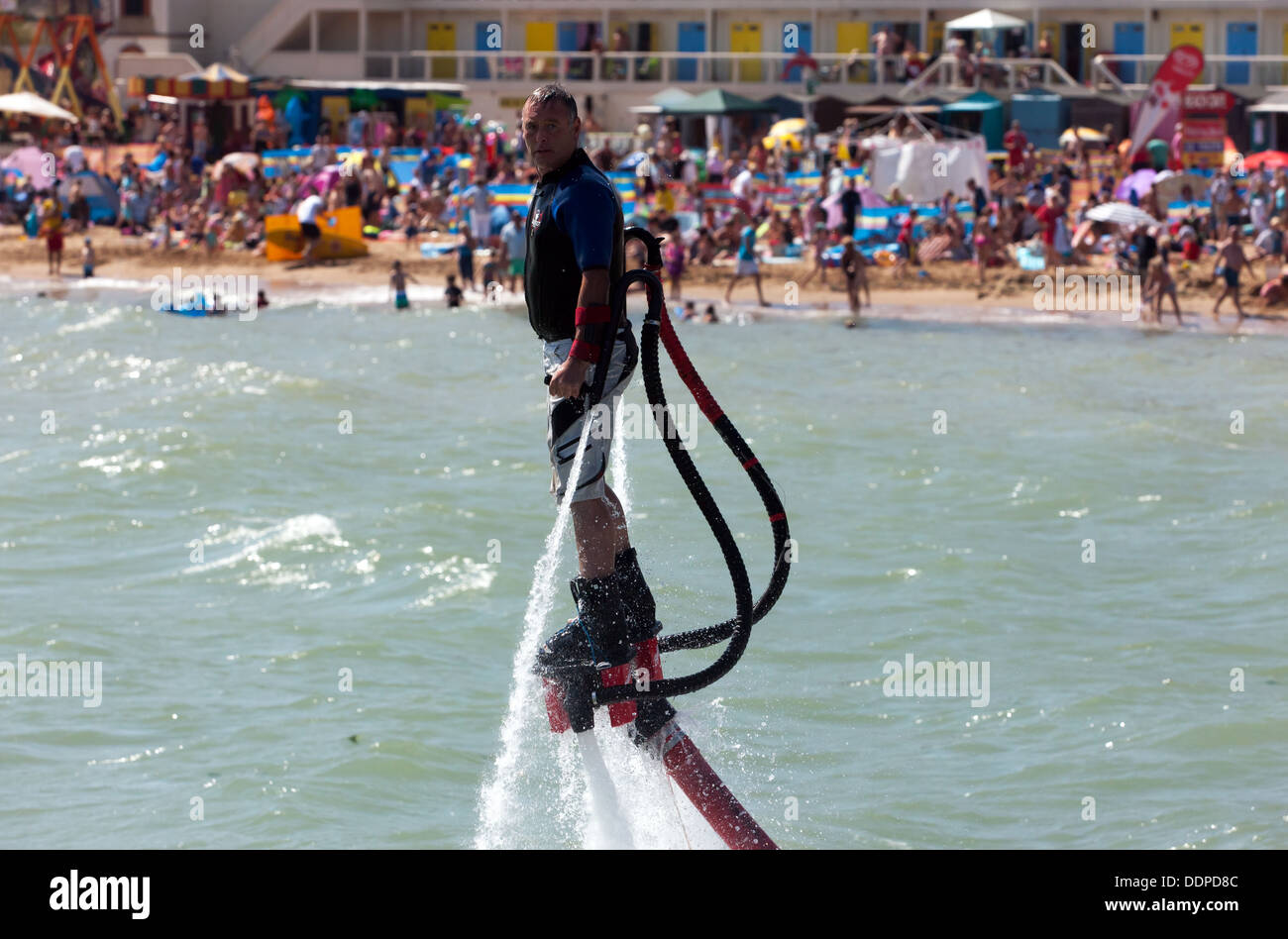 Dave Thompson führt eine erstaunliche Fly Board-Demonstration in Broadstairs Wasser Gala 2013. Stockfoto