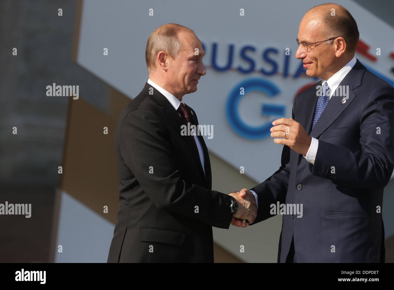 St. Petersburg, Russland. 05. Sep, 2013. Russischer Präsident Vladimir Putin (L) im Gespräch mit Italian Prime Minister Enrico Letta (R), bei seiner Ankunft für die erste Sitzung des G20-Gipfels in Konstantinowski Palast in St. Petersburg, Russland, 5. September 2013. Foto: Kay Nietfeld/Dpa/Alamy Live News Stockfoto