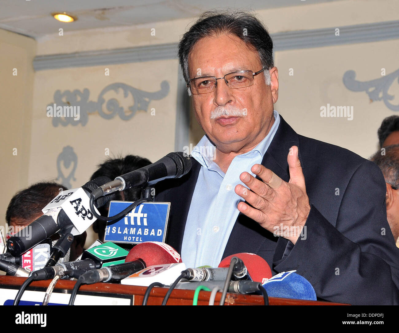 Islamabad, Pakistan. 5. September 2013. Bundesminister für Informationen, Rundfunk und Nationalerbe, Pervaiz Rasheed im Gespräch mit Medien in Islamabad Handout von Pakistan Informtion Abteilung _ (Foto: PID/Deanpictures/Alamy Live News Stockfoto