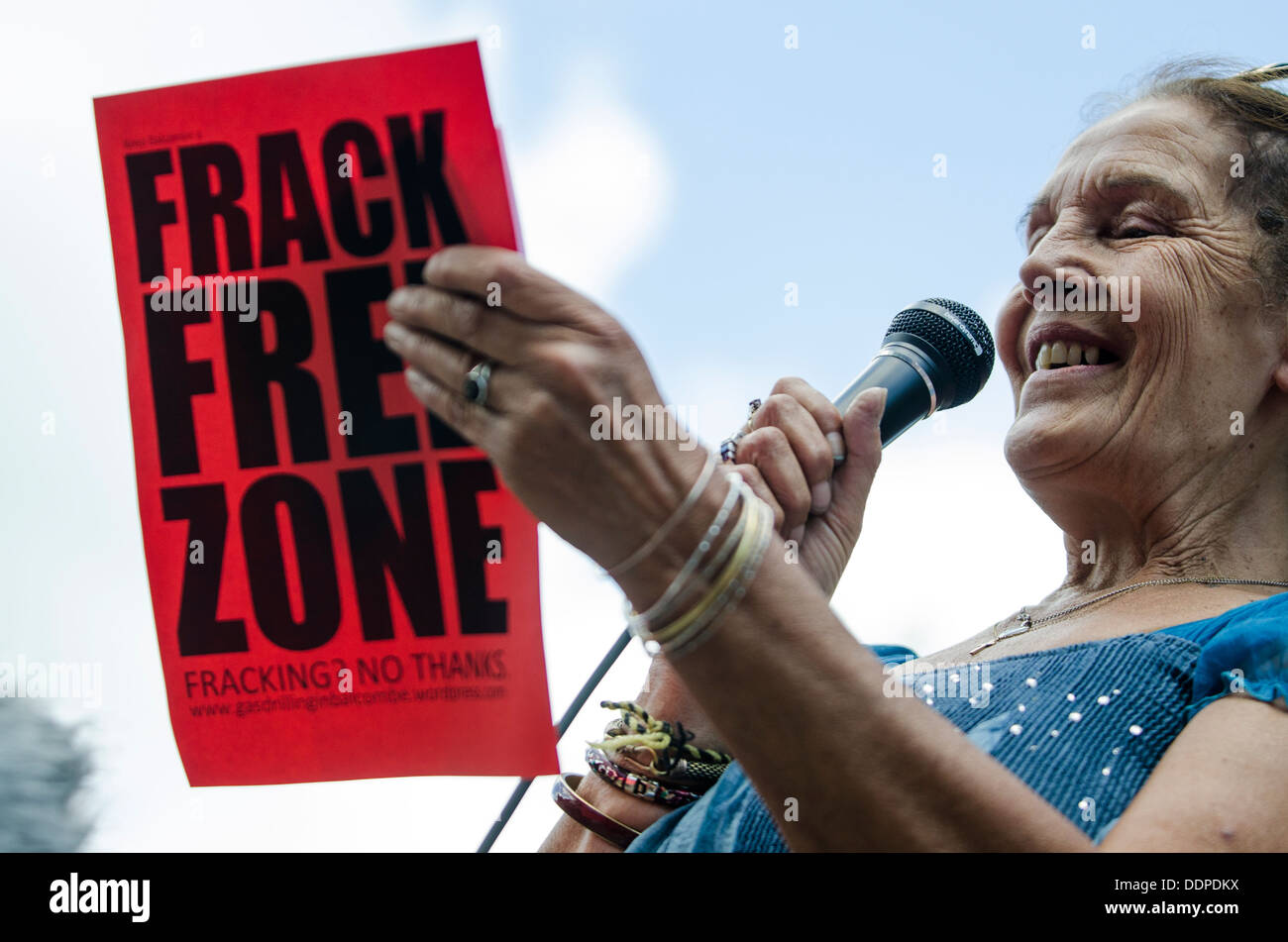 Frances Leader anlässlich "Gürtel es heraus Balcombe" Event, Balcombe, West Sussex, für die Anti-Fracking Kampagne, 11. August 2013 Stockfoto