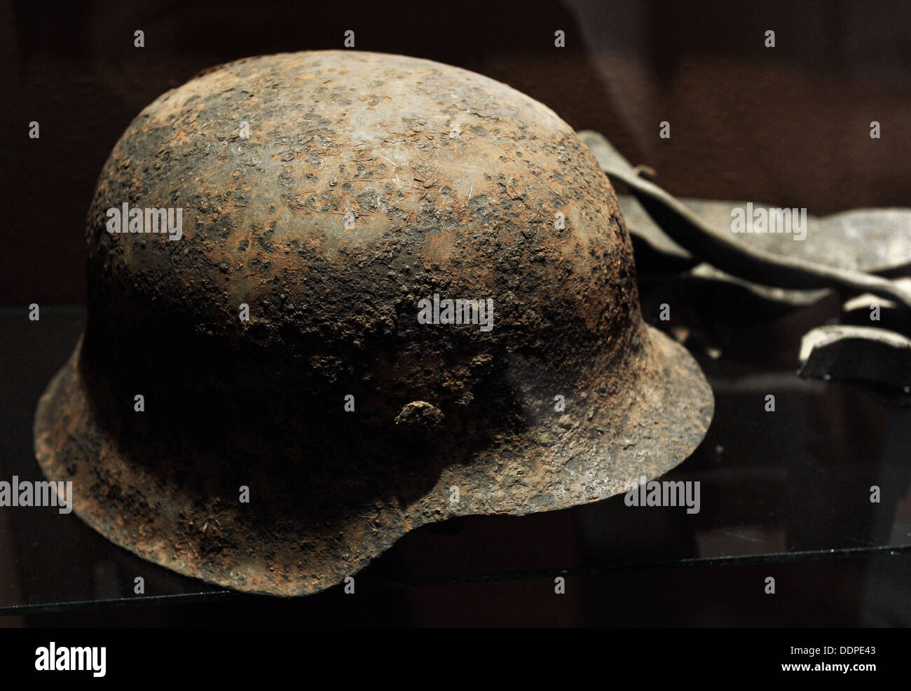 Geschichte. Dem zweiten Weltkrieg. Lettland. Helm, gefunden auf dem Gebiet der Schlacht in der Nähe und vieles mehr. Okkupationsmuseum. Riga. Lettland. Stockfoto