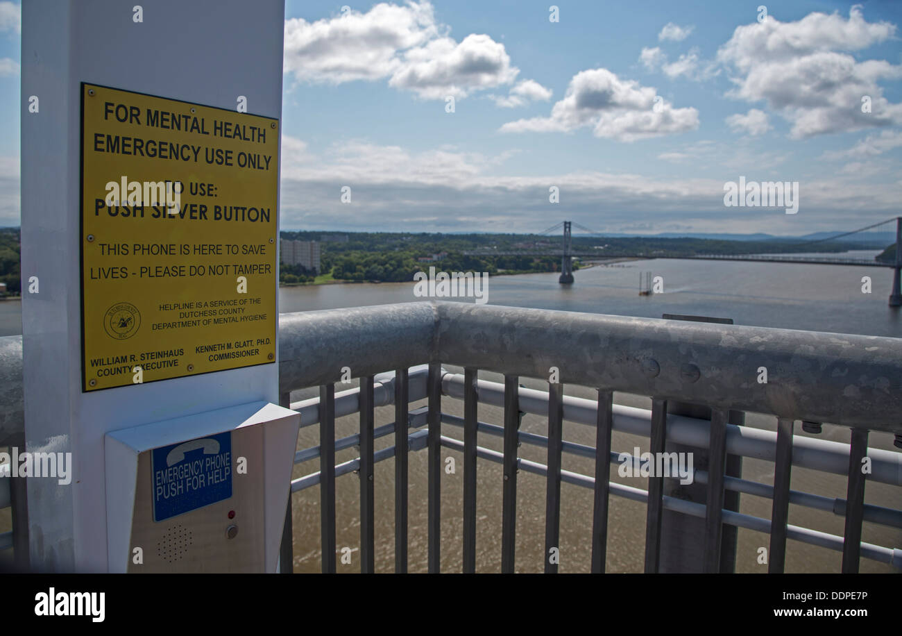 Poughkeepsie, New York - ein Selbstmord-Prävention-Telefon auf dem Gehweg über den Hudson. Stockfoto