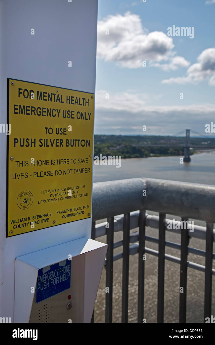 Poughkeepsie, New York - ein Selbstmord-Prävention-Telefon auf dem Gehweg über den Hudson. Stockfoto