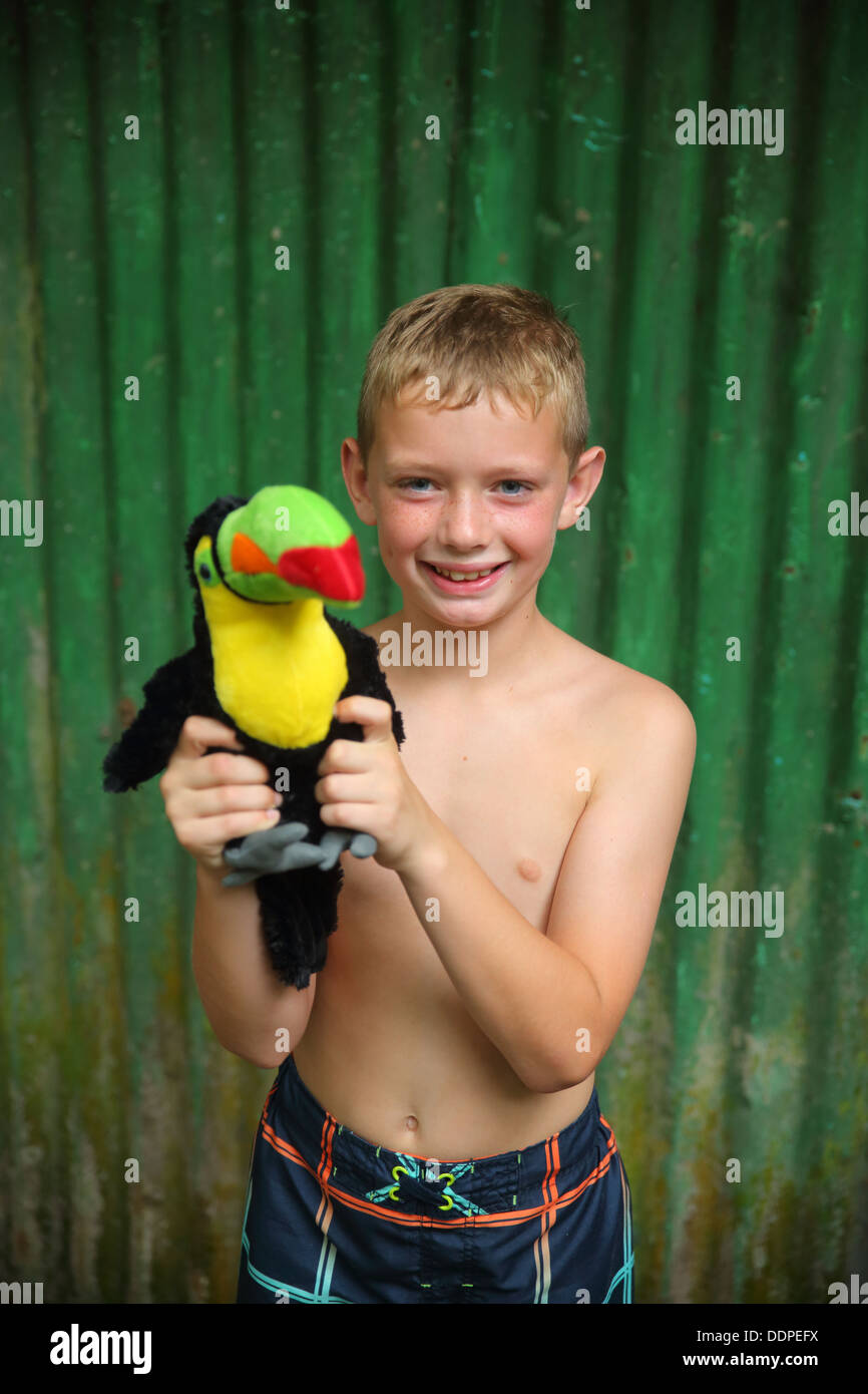 Junge hält Spielzeug Tukan, Costa Rica Stockfoto