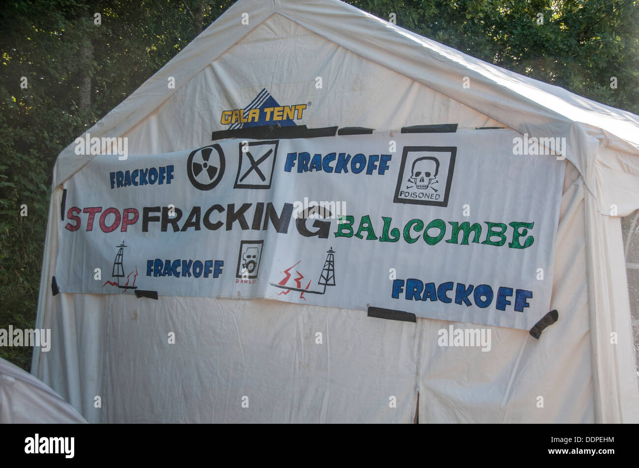 Anti-Fracking Protest, Balcombe, West Sussex, England. 19.8.2013. Schilder am Festzelt Stockfoto