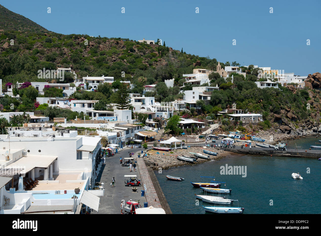 Das Dorf San Pietro auf der Insel Panarea, die Äolischen Inseln, Messina, Sizilien, Italien Stockfoto