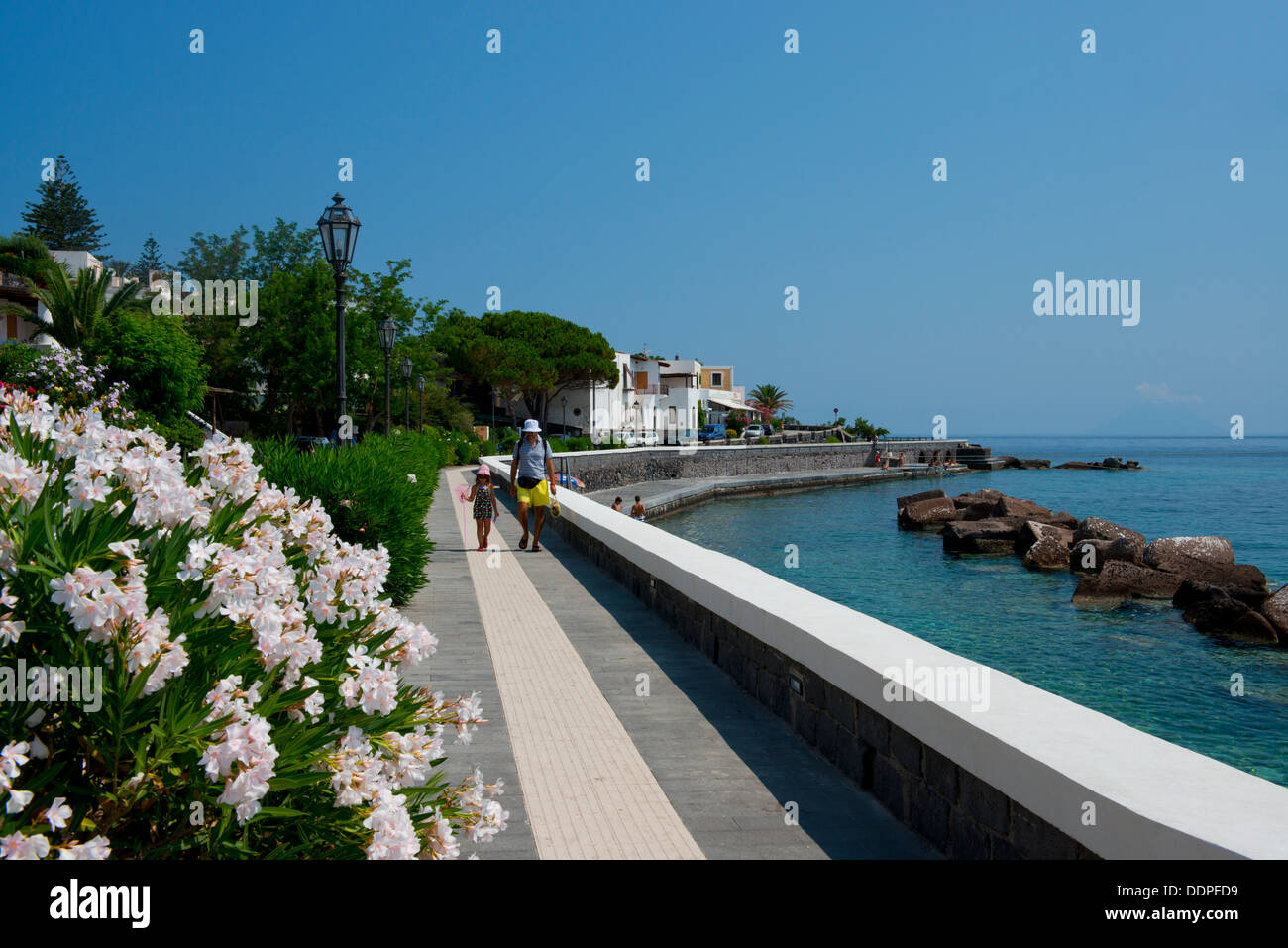 Die Strandpromenade Esplanade in San Marino, Insel Salina, die Äolischen Inseln, Sizilien, Italien Stockfoto