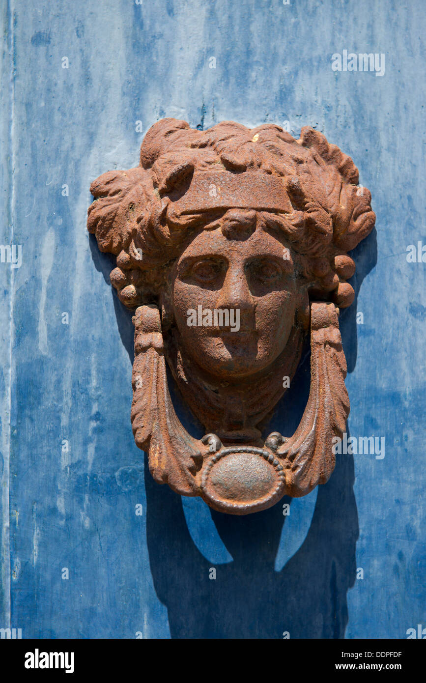 Ein Kopf geformt Türklopfer an einer blauen Tür in Santa Marino auf der Insel Salina in den Äolischen Inseln, Sizilien, Italien Stockfoto