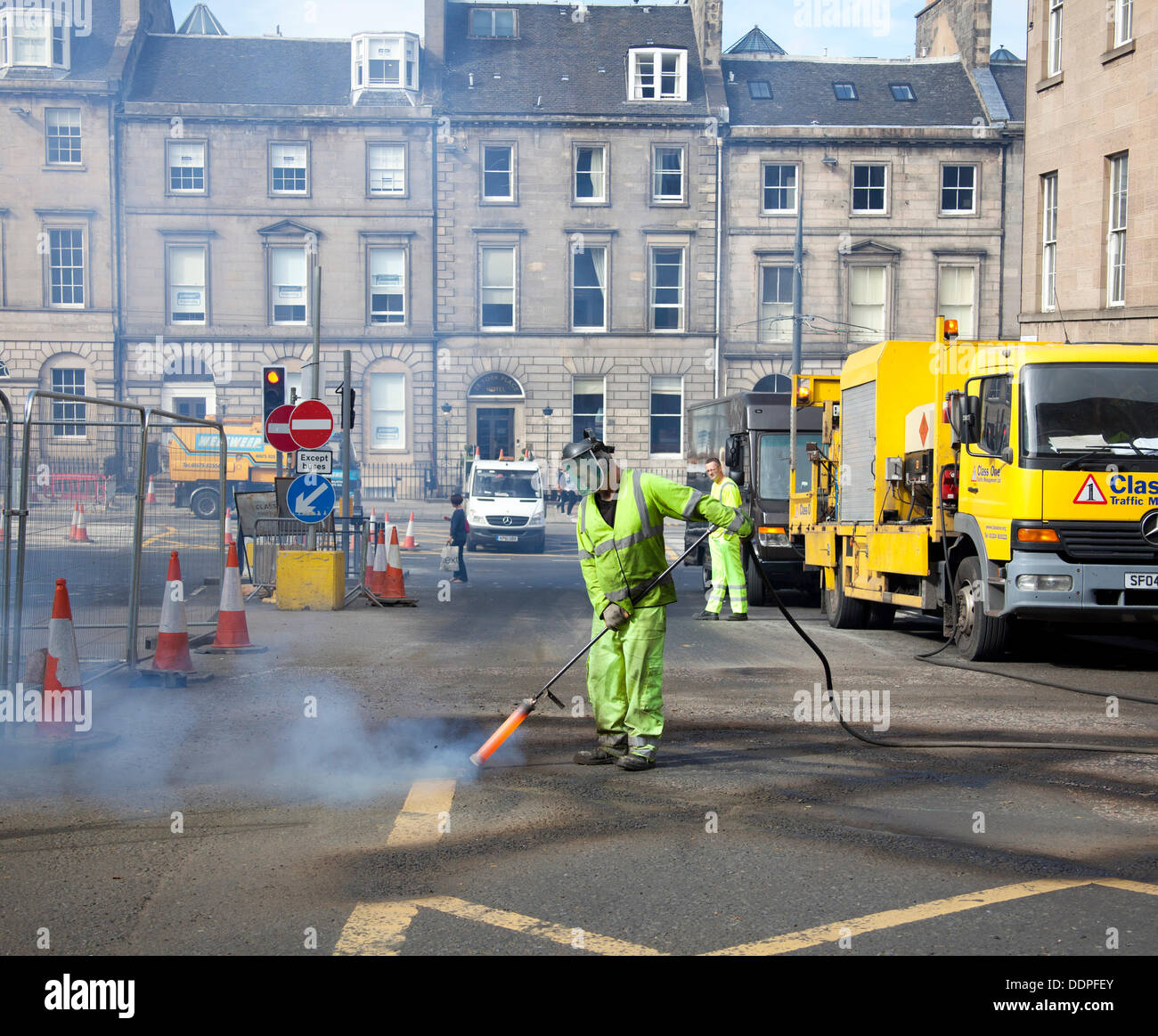 Edinburgh, UK. 5. September 2013. A endgültige Bereinigung erfolgt in der ältesten Straße nach York Place fällig war, nachdem er geschlossen für 14 Monate für Tramworks die Hauptverkehrsader durch Edinburgh Stadtzentrum soll am Freitag, 6. September nachdem er 14 Monate lang geschlossen wieder öffnen zu öffnen. Stockfoto