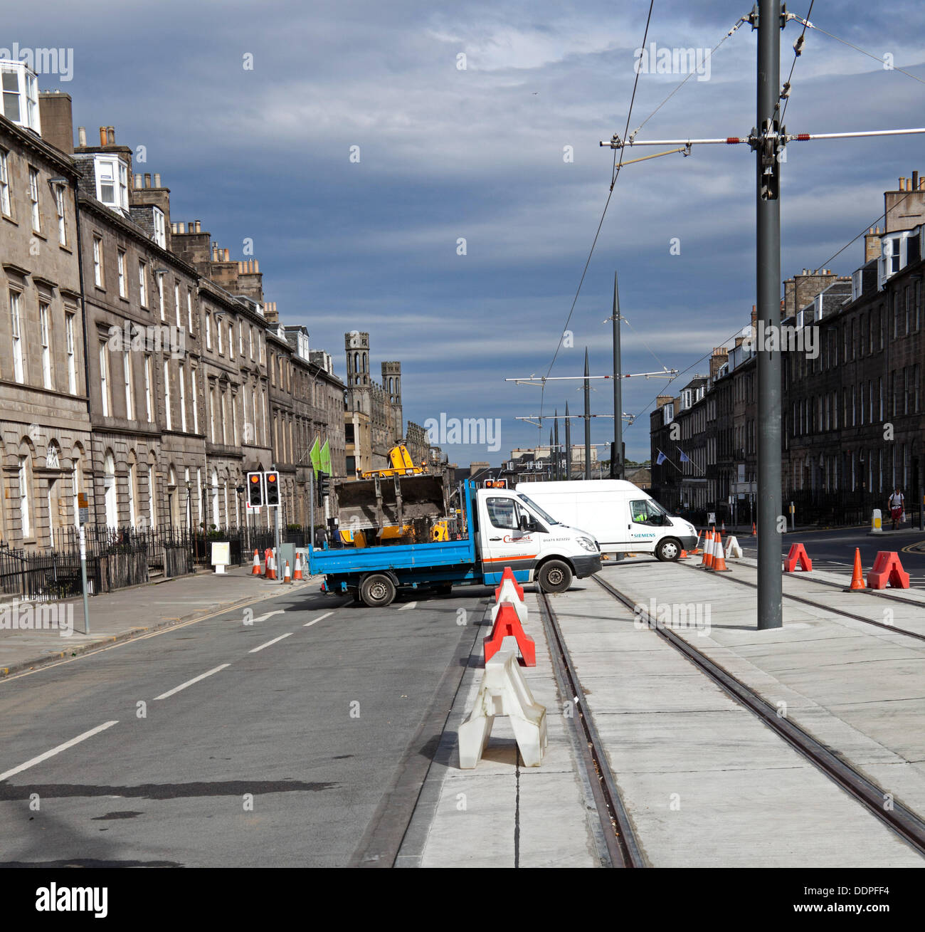 Edinburgh, UK. 5. September 2013. A endgültige Bereinigung erfolgt in York Place, nachdem die Hauptverkehrsader durch die Innenstadt von Edinburgh für 14 Monate zum Tramworks geschlossen, am Freitag, den 6. September nachdem er 14 Monate lang geschlossen geöffnet werden soll. Stockfoto