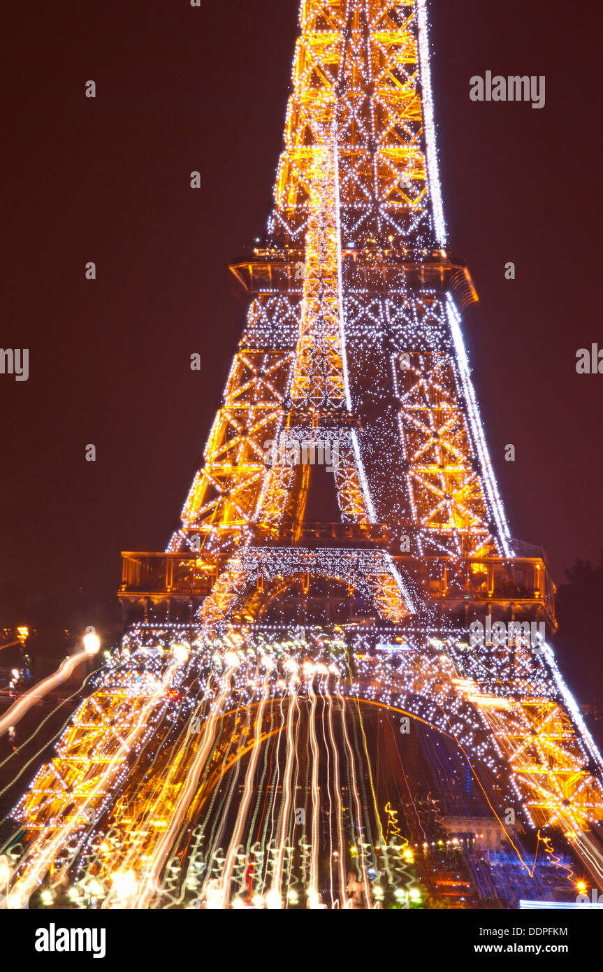 Der Eiffelturm in Paris bei Nacht beleuchtet Stockfoto