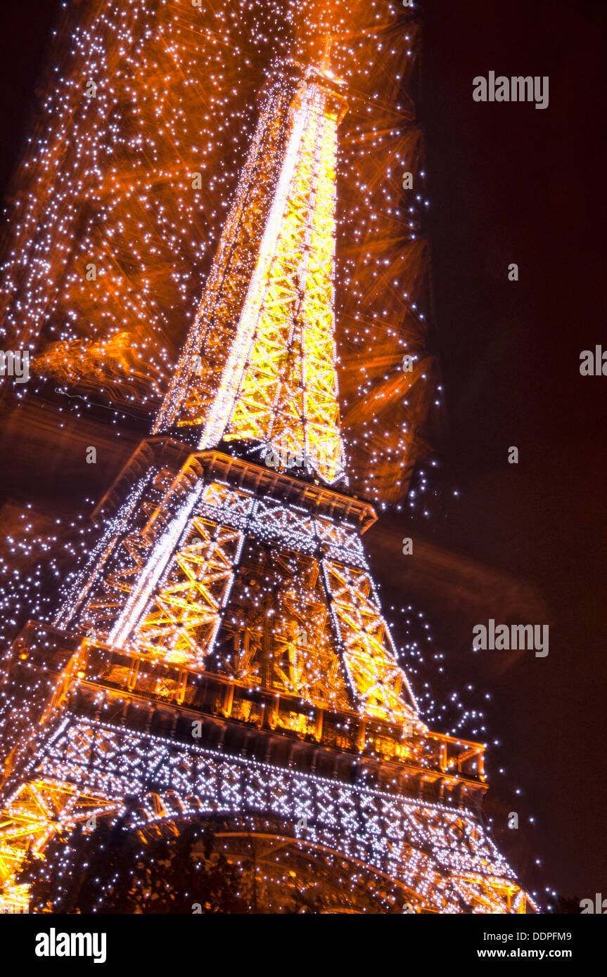 Der Eiffelturm in Paris, nachts beleuchtet, gedreht mit einer langen Belichtungszeit, ungewöhnliche Stockfoto