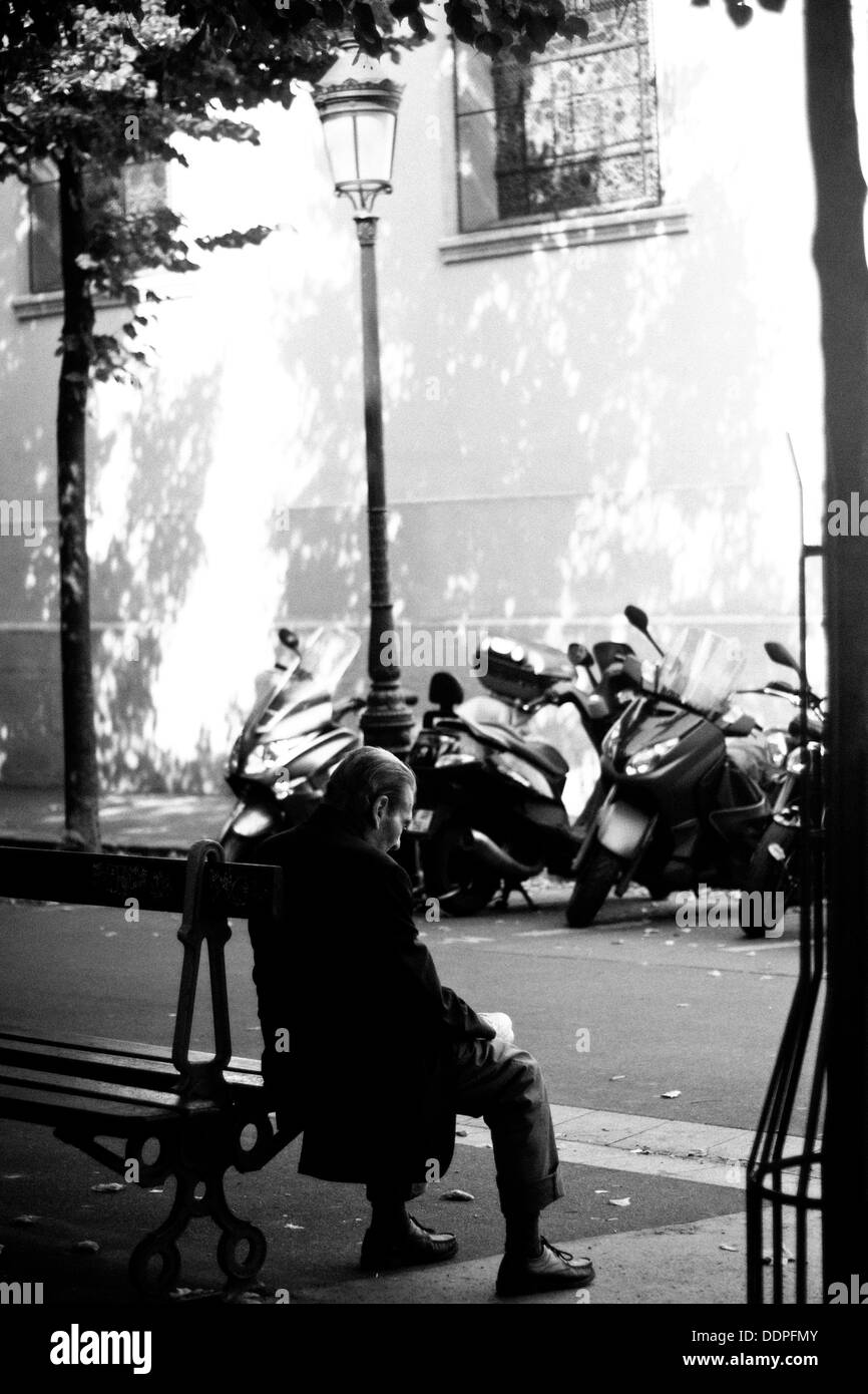 ein einsamer alter Mann auf einer Bank in Paris Frankreich Stockfoto