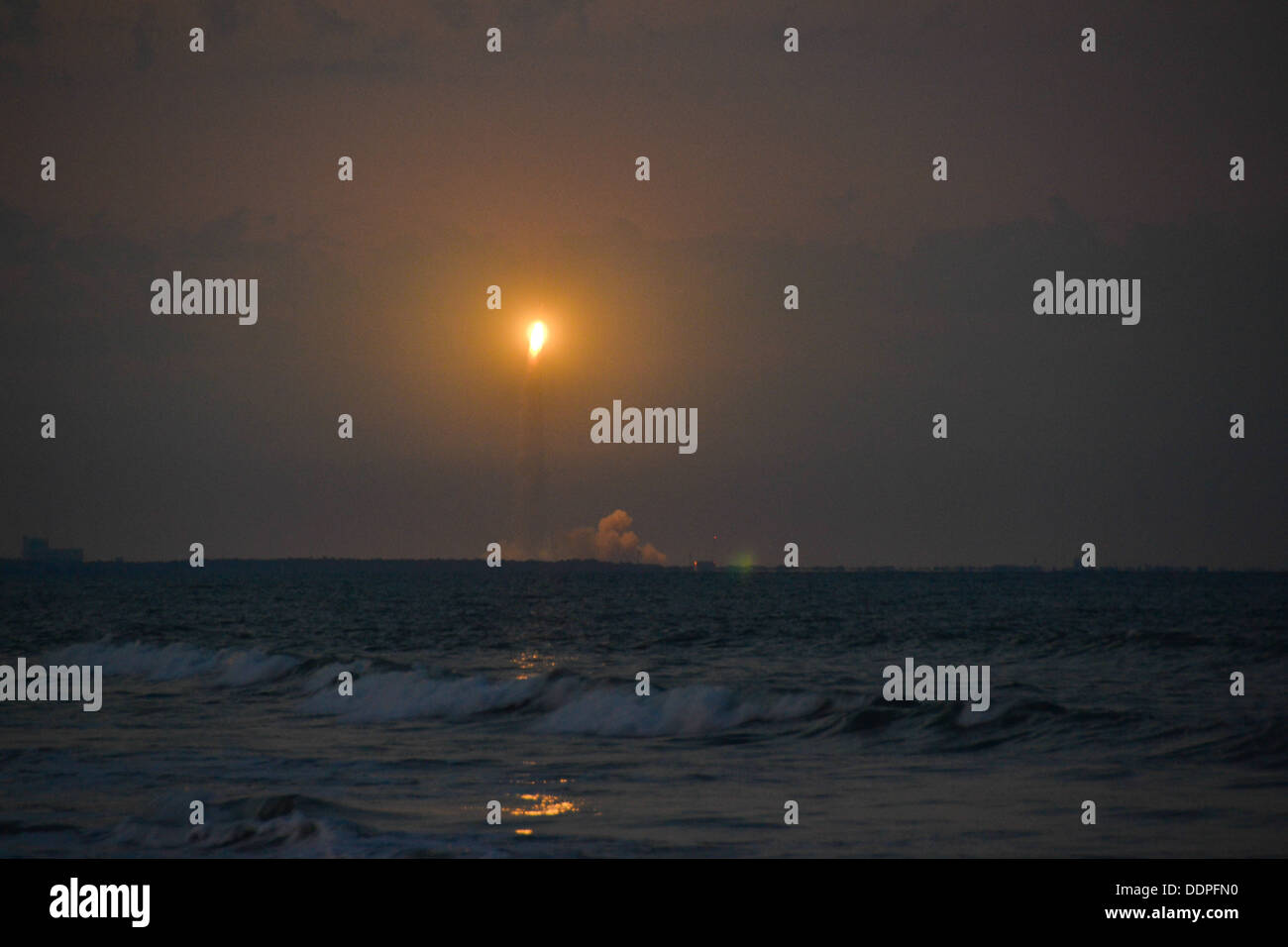 Delta IV Raketenstart in der Abenddämmerung, genommen vom Strand in Cocoa Beach, Florida Stockfoto