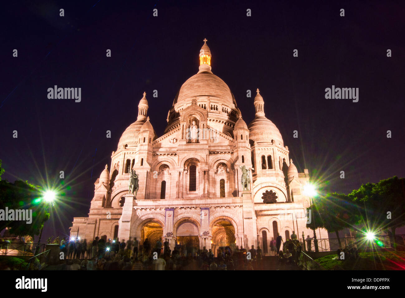 Die Basilika de Sacré Coeur in Paris bei Nacht Stockfoto