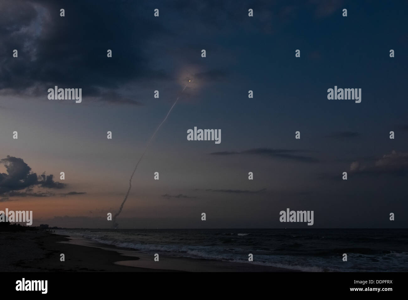 Delta IV Raketenstart in der Abenddämmerung, genommen vom Strand in Cocoa Beach, Florida Stockfoto