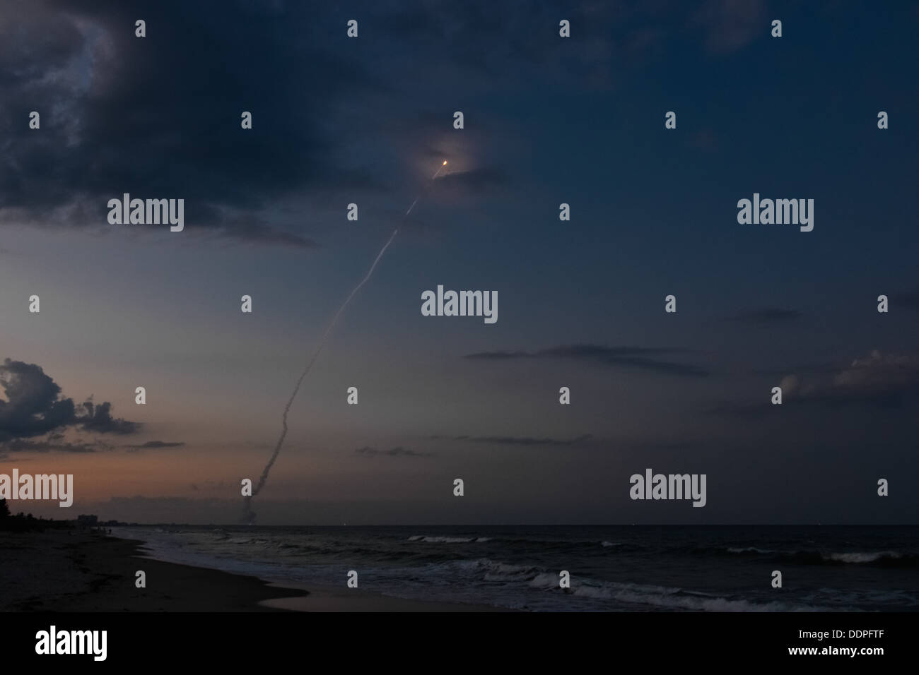 Delta IV Raketenstart in der Abenddämmerung, genommen vom Strand in Cocoa Beach, Florida Stockfoto