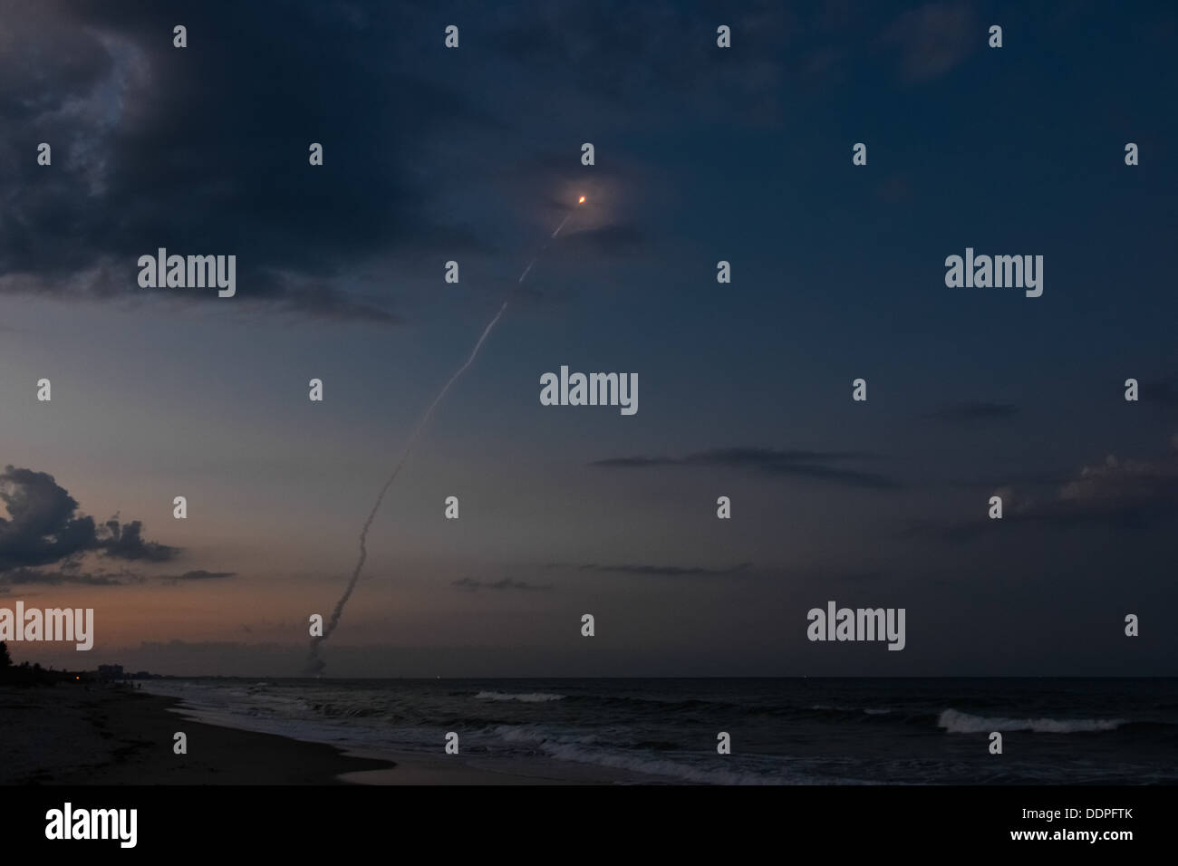 Delta IV Raketenstart in der Abenddämmerung, genommen vom Strand in Cocoa Beach, Florida Stockfoto