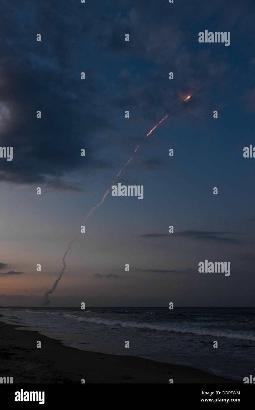 Delta IV Raketenstart in der Abenddämmerung, genommen vom Strand in Cocoa Beach, Florida Stockfoto