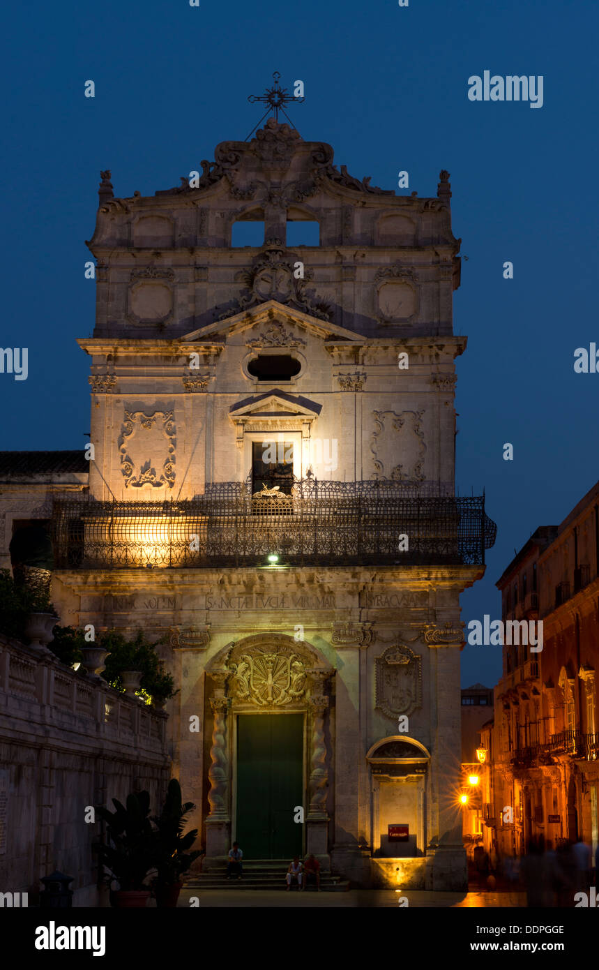 Die barocke Fassade der Santa Lucia Alla Badin in der Abenddämmerung in den Domplatz, Ortigia, Syrakus, Sizilien, Italien Stockfoto