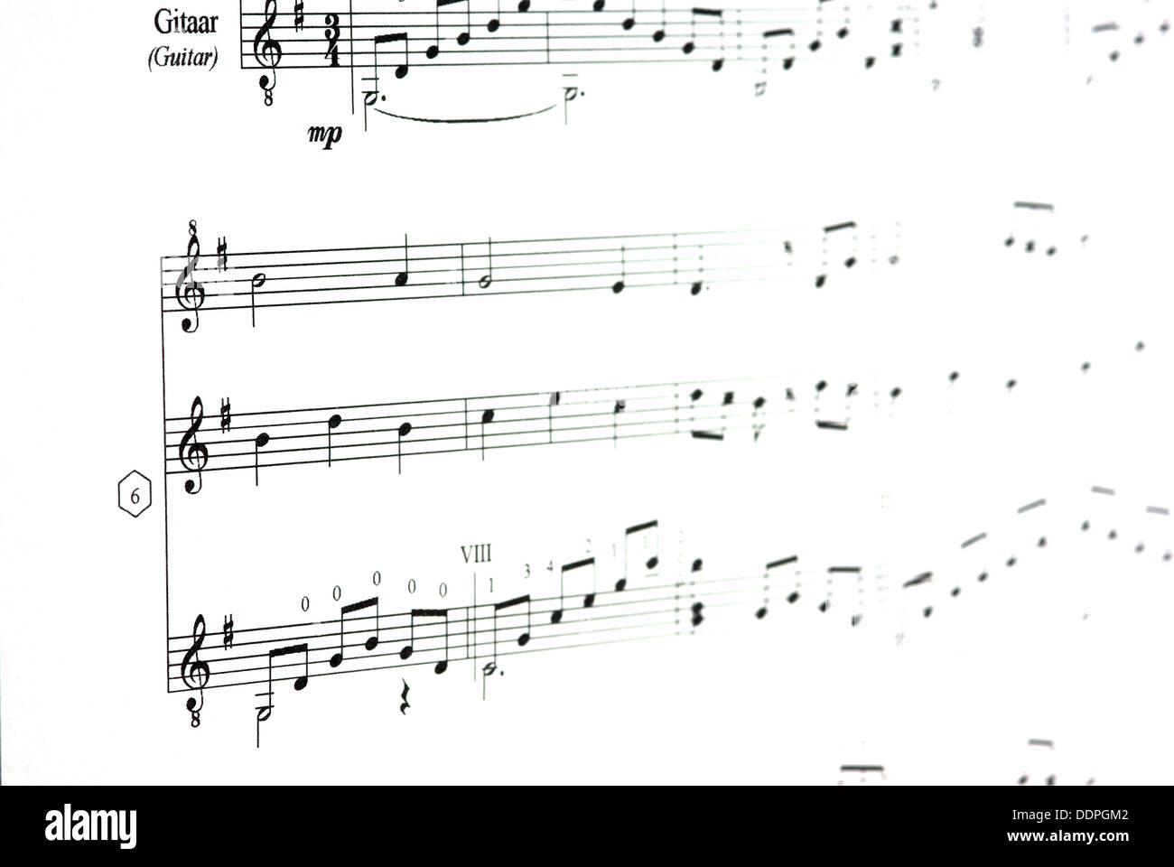 Schließen Sie herauf Bild von Musiknoten, über weiß Stockfoto