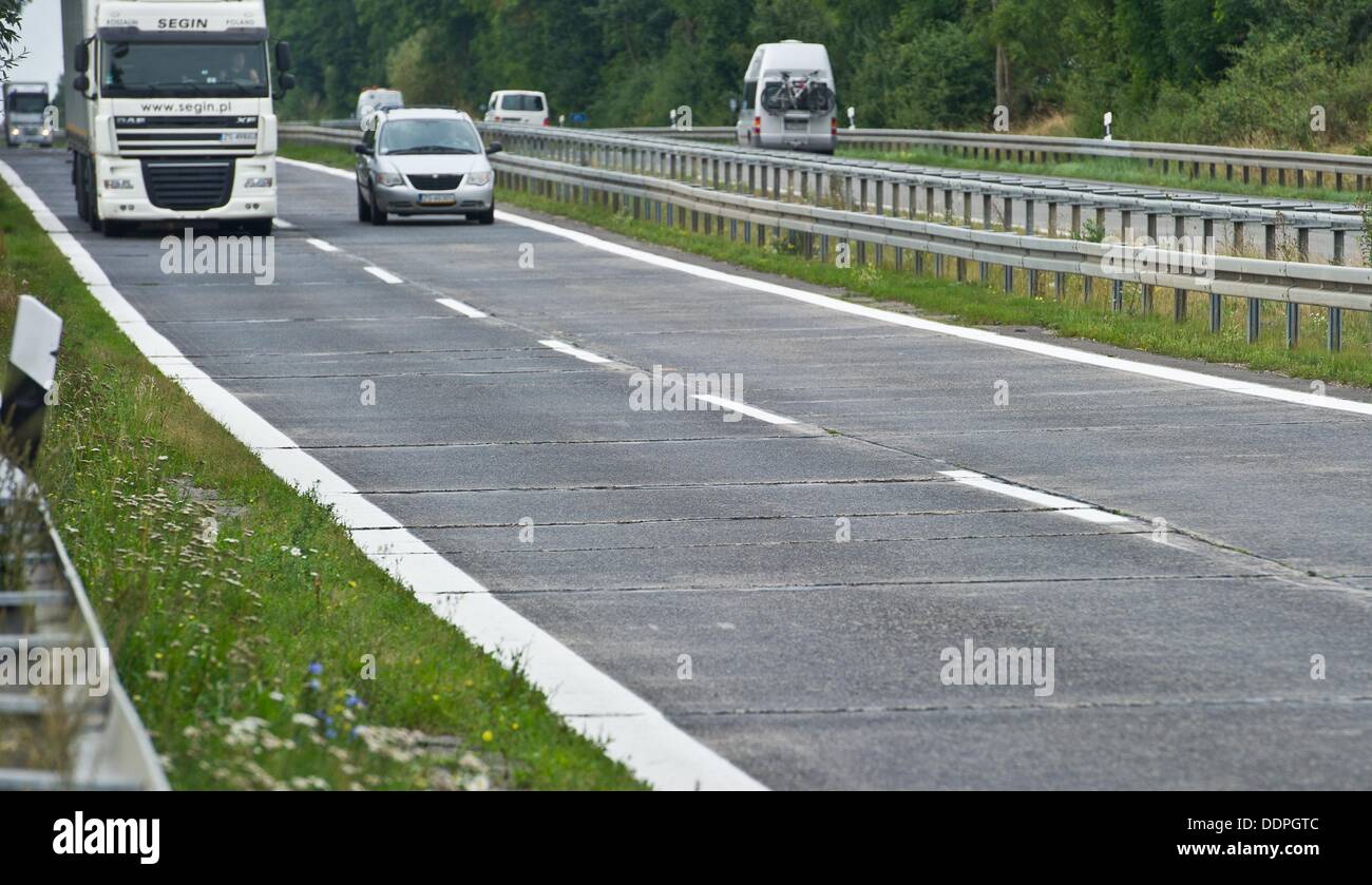 Große Risse reißen durch die Betonoberfläche der Bundesautobahn 11 in Richtung der deutsch-polnischen Grenze in der Nähe von Wollin, Deutschland, 22. August 2013. Leute fahren auf der A 11 nach Stettin fahren über eines der letzten verbleibenden original Abschnitte der alten Reichsautobahn von 1936. Tausende von Lastwagen und Autos fahren in Richtung Polen auf der 77 Jahre alte Betonoberfläche. Foto: PATIRCK PLEUL Stockfoto