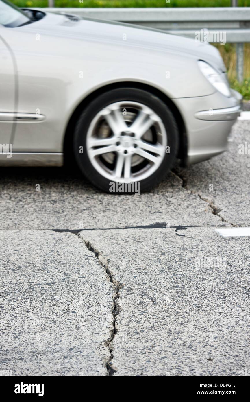 Große Risse reißen durch die Betonoberfläche der Bundesautobahn 11 in Richtung der deutsch-polnischen Grenze in der Nähe von Wollin, Deutschland, 22. August 2013. Leute fahren auf der A 11 nach Stettin fahren über eines der letzten verbleibenden original Abschnitte der alten Reichsautobahn von 1936. Tausende von Lastwagen und Autos fahren in Richtung Polen auf der 77 Jahre alte Betonoberfläche. Foto: PATIRCK PLEUL Stockfoto